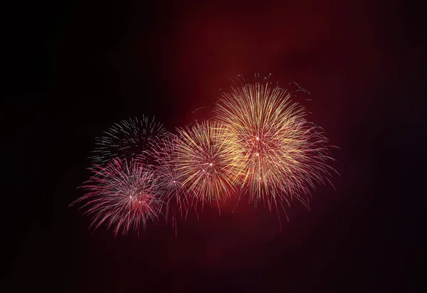 Farbenfrohe schöne Feuerwerke salutieren vor dem dunklen Nachthimmel — Stockfoto