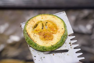 Izgara spatula bir ızgara kabak madalyon, closeup görünümü