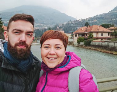 Gülümseyen bin yıllık çift karşı selfie doğal İtalyan dağları alarak