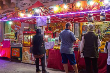 Geleneksel Noel pazarında alışveriş yaparken Müslüman kadınlar