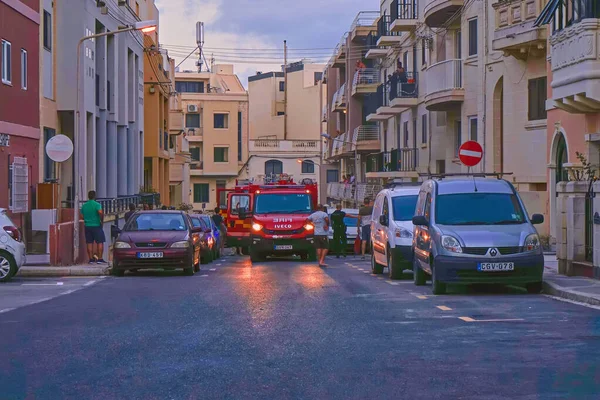 Camión de bomberos en la calle en el pueblo de Xghajra en Malta llegó y el peligro de incendio — Foto de Stock