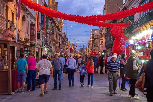 Multitud de personas durante la feria tradicional del mercado de Navidad una calle del casco antiguo — Foto de Stock
