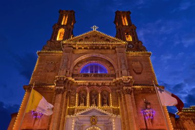 Mavi gökyüzüne karşı peri ışığıyla kilise cephesi