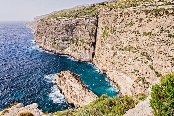 Malta 'nın kuzey kıyısında Dingli kayalıkları olarak bilinen kayalık Clint manzarası