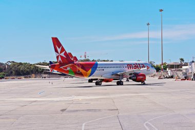 Global koronavirüs karantinası sırasında Malta Uluslararası Havalimanı 'ndaki Air Malta uçak parkı