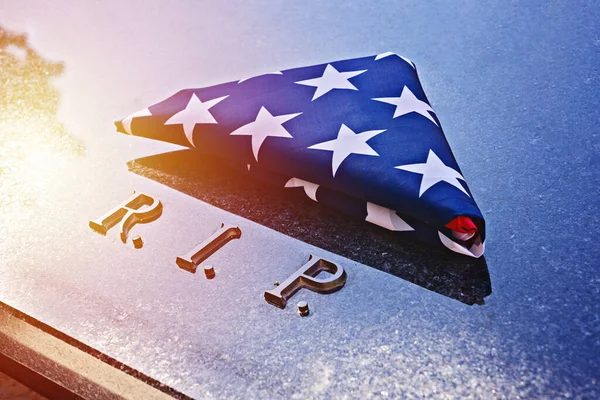 R.I.P. ile birlikte anıt mermer mezar üzerinde Amerikan bayrağı şeklinde katlanmış. Mesaj at. Bayrak katlama töreni özel günlerde bayrağı onurlandırmak içindir. Anma Günü ya da Gaziler Günü gibi.