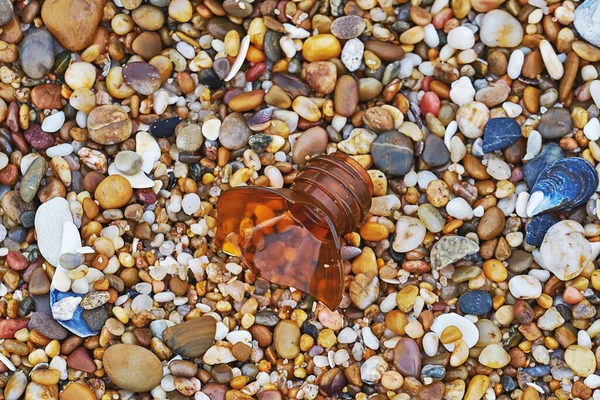 在鹅卵石海滩看到破碎的瓶子 塑料海洋污染概念 — 图库照片