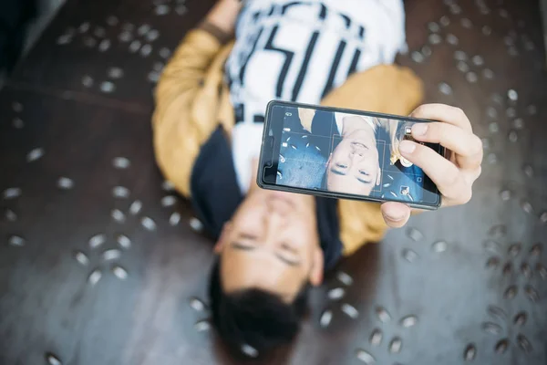 Unga Asiatiska Manliga Liggande Golvet Och Tar Selfie — Stockfoto