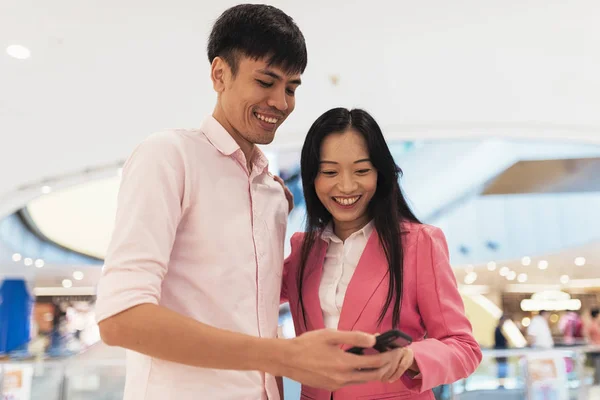 Attractive Young Asian Couple Using Smartphone Together — Stock Photo, Image