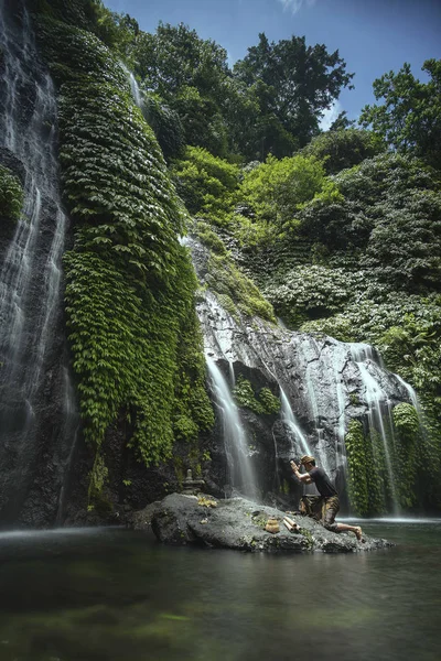 Balijczyk Robi Codzienny Hinduizm Modląc Się Przy Wodospadach Banyumala Bali — Zdjęcie stockowe