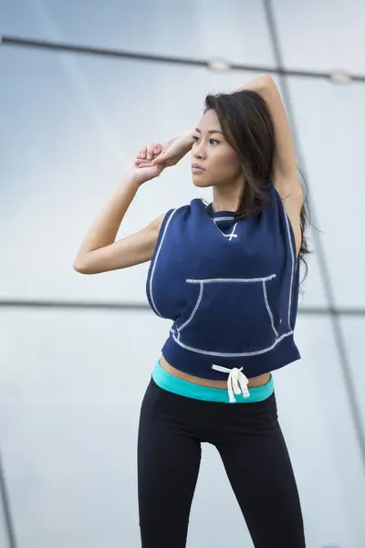 Een Jonge Aziatische Vrouw Die Zich Uitstrekt Voordat Haar Run — Stockfoto