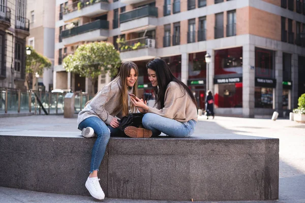 Друзі Дивлячись Свій Смартфон Вулицях Міста Мадрид — стокове фото