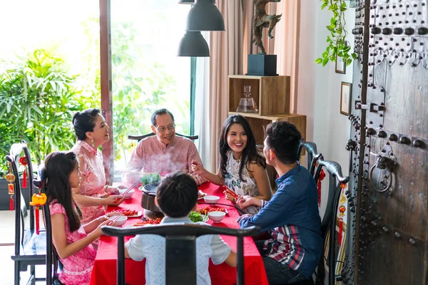 Feliz Asiático Família Juntos Comer Casa — Fotografia de Stock