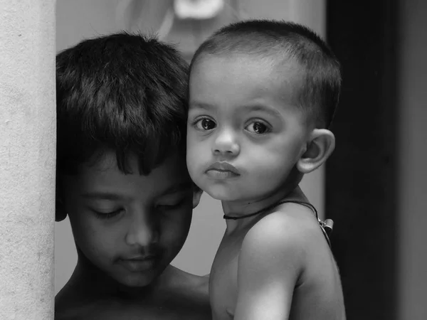 Retrato Dois Adoráveis Meninos Indianos — Fotografia de Stock