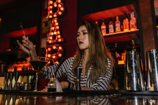 Retrato Jovem Barman Feminino Fazendo Coquetel Bar — Fotografia de Stock