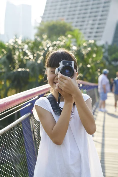 Молода Дівчина Яка Вчиться Користуватися Дзеркалом Садах Біля Затоки Сінгапур — стокове фото