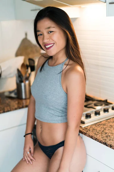 キッチンで下着姿の若い魅力的なアジア女性 — ストック写真