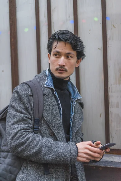 Jeune Attrayant Casual Asiatique Homme Utilisant Smartphone — Photo