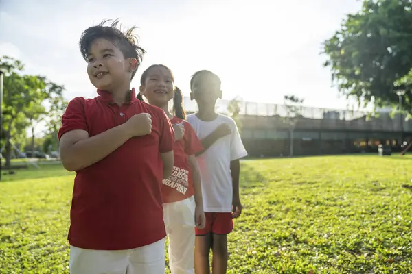 Grupy Dzieci Azjatyckich Biorąc Zastaw Singapur — Zdjęcie stockowe