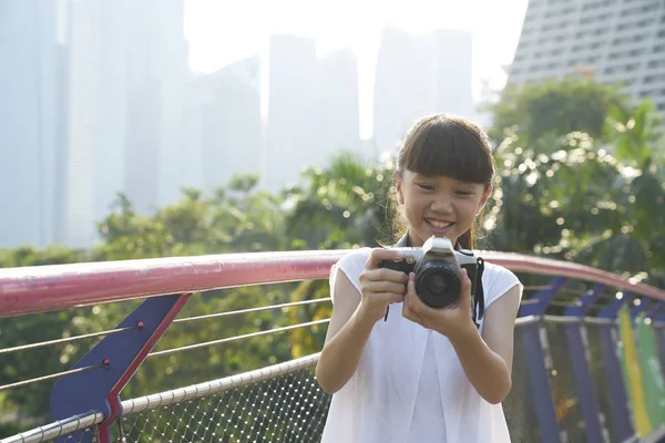 Jovencita Divirtiéndose Con Una Cámara Gardens Bay Singapur — Foto de Stock