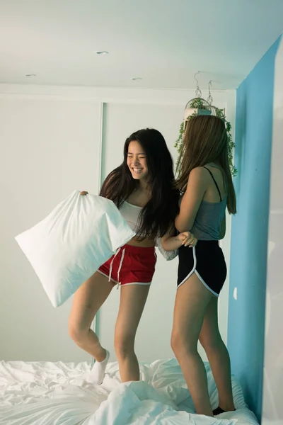 两个年轻女子在家玩得很开心 — 图库照片