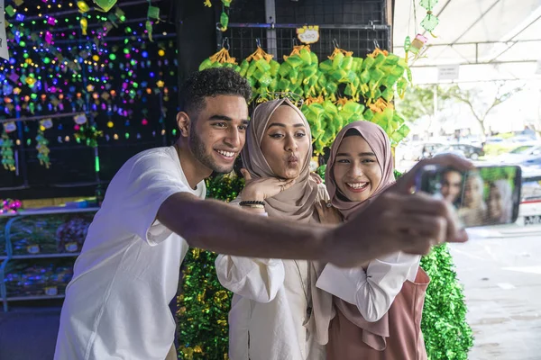 Een Groep Vrienden Nemen Een Selfie Tegen Hari Raya Decoraties — Stockfoto