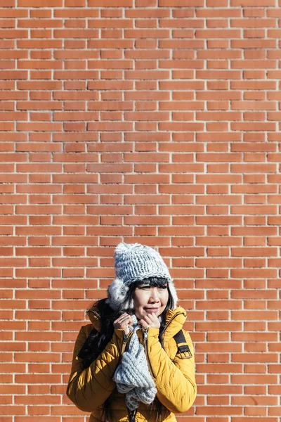 Young Attractive Asian Woman Posing Break Wall — Stock Photo, Image