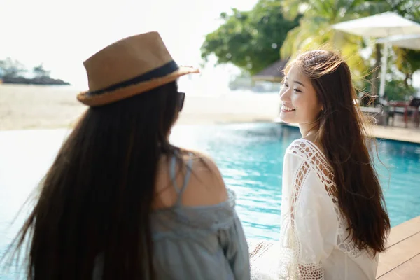 Beautiful Young Asian Women Relaxing Pool — Stock Photo, Image