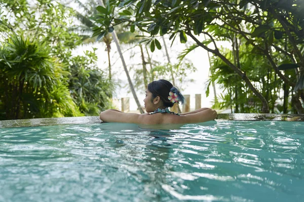 Mujer Asiática Joven Relajante Piscina — Foto de Stock