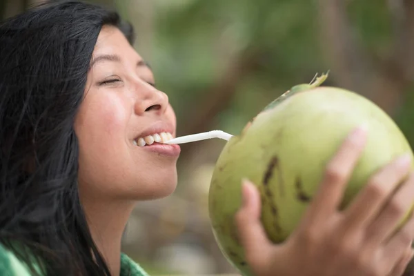Una Joven Bonita Mujer Está Bebiendo Coco Recién Abierto Con —  Fotos de Stock