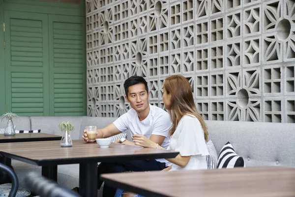 Jeune Attrayant Asiatique Couple Ensemble Assis Dans Café — Photo