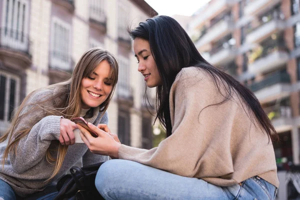 Friends Looking Smartphone Streets Madrid — Stock Photo, Image