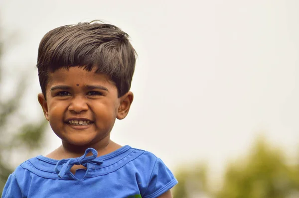 Grande Sorriso Uma Jovem Indiana — Fotografia de Stock