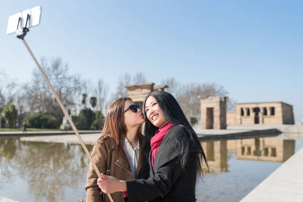 Aziatische Vrouwen Doen Toerisme Madrid Het Nemen Van Een Selfie — Stockfoto