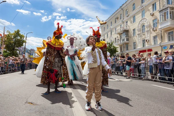 12 Czerwiec 2018 Rosja, Voronezh: Parada teatrów street. Międzynarodowy Festiwal platoński — Zdjęcie stockowe