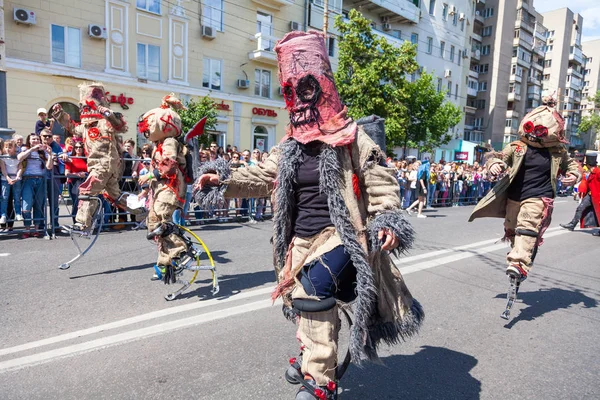 12 de junio de 2018, RUSIA, VORONEZH: Desfile de teatros callejeros. Festival Internacional Platónico —  Fotos de Stock