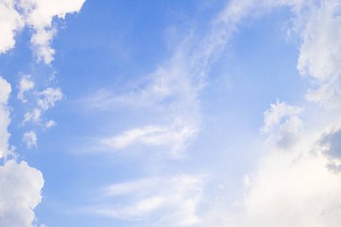 Bulutla mavi gökyüzü. Takas gün ve Iyi hava Mornin içinde