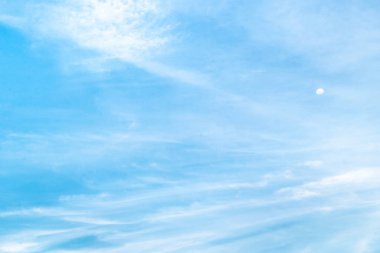 Bulutla mavi gökyüzü. Takas gün ve Iyi hava Mornin içinde