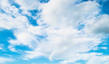 Bulutla mavi gökyüzü. Takas gün ve Iyi hava Mornin içinde