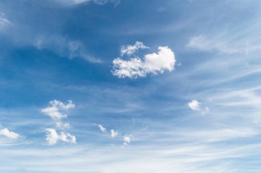 Bulutla mavi gökyüzü. Takas gün ve Iyi hava Mornin içinde