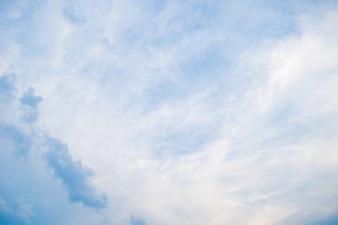 Bulutla mavi gökyüzü. Takas gün ve Iyi hava Mornin içinde