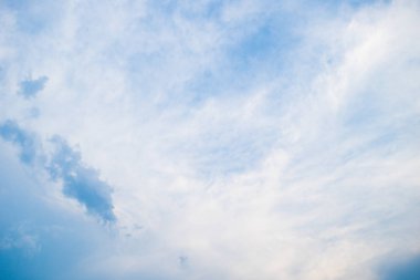 Bulutla mavi gökyüzü. Takas gün ve Iyi hava Mornin içinde