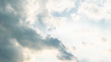 Bulutla mavi gökyüzü. Takas gün ve Iyi hava Mornin içinde