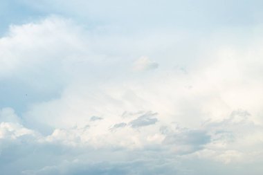 Bulutla mavi gökyüzü. Takas gün ve Iyi hava Mornin içinde