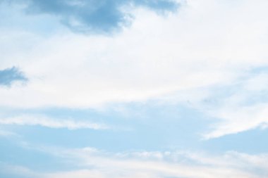 Bulutla mavi gökyüzü. Takas gün ve Iyi hava Mornin içinde