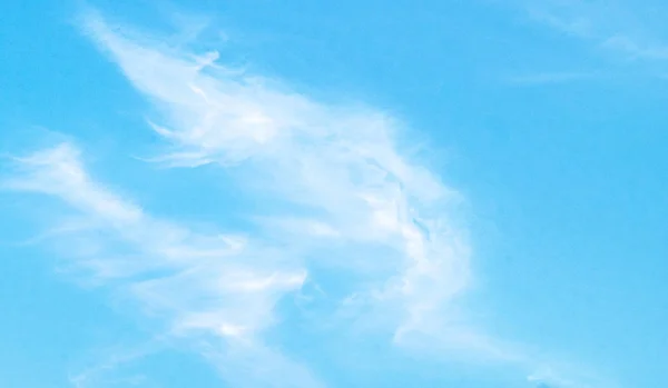 Błękitne niebo z chmurą. Oczyszczanie dnia i dobra pogoda w Mornin — Zdjęcie stockowe