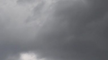 Gökyüzünde bulutun Timelapse akan.