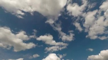 Gökyüzünde bulutun Timelapse akan.