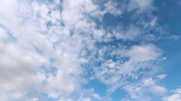 空に雲のタイムラプスが流れている — ストック動画