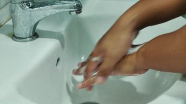 Yeni koronavirüs 2019 'u korumak için el yıkama tekniği. Arayüz parmakları ve birbirine sürtünme.